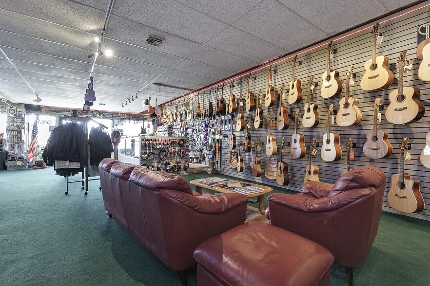 More Photos Of 1105 N Riverside Ave, Medford Freestanding For Sale