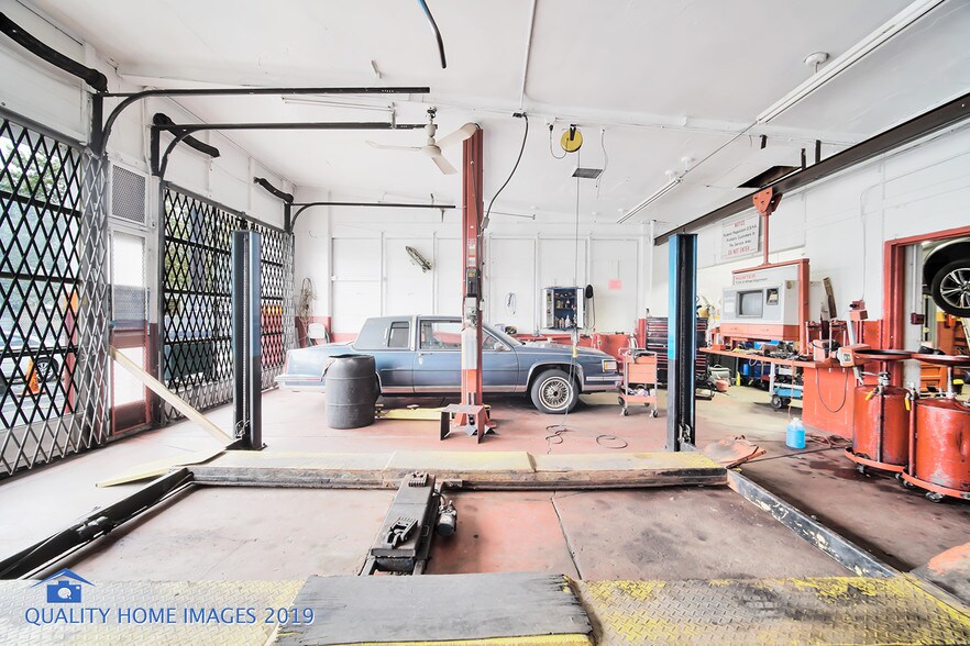 More Photos Of 6859 S Damen Ave, Chicago Auto Repair For Sale