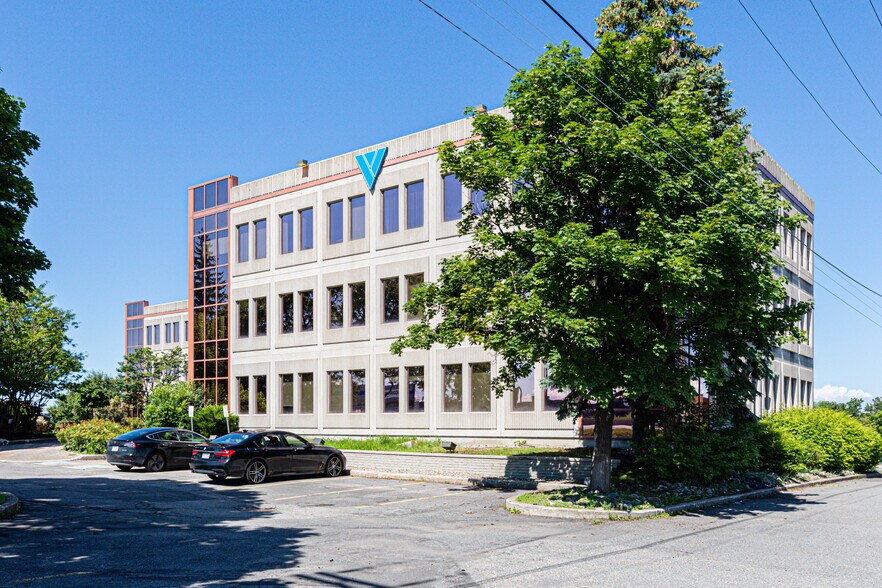 More Photos Of 7405 Rte Transcanadienne, Montréal Office For Lease