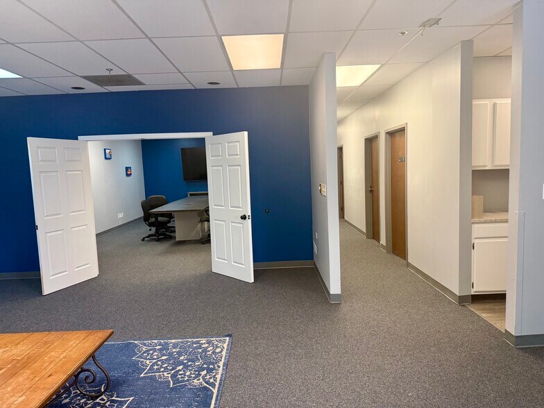 More Photos Of 5910 Breckenridge Pky, Tampa Light Distribution For Lease