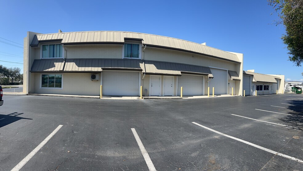 More Photos Of 5701 Houchin St, Naples Light Manufacturing For Lease
