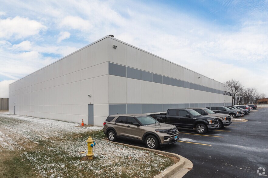 More Photos Of 880 Corporate Woods Pky, Vernon Hills Warehouse For Lease