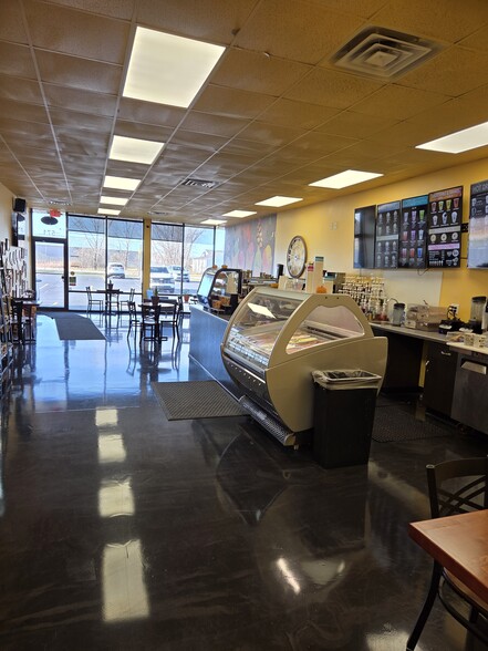 More Photos Of 565-573 Swan Rd, De Pere Storefront For Lease