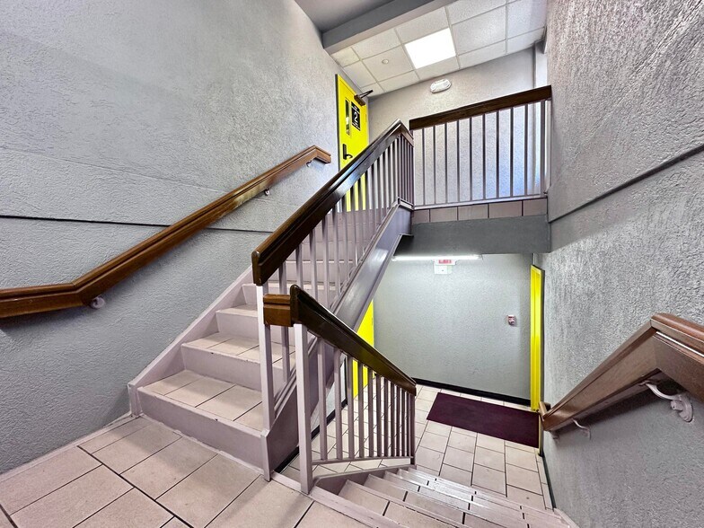 More Photos Of 2075 Highway 192 W, London Hotel For Sale