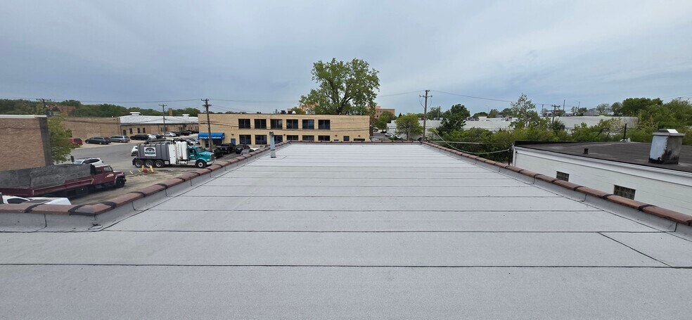 More Photos Of 1407 Redeker Rd, Des Plaines Industrial For Lease