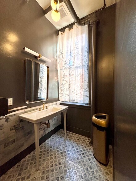 More Photos Of 1174-1178 River St, Hyde Park Office For Lease