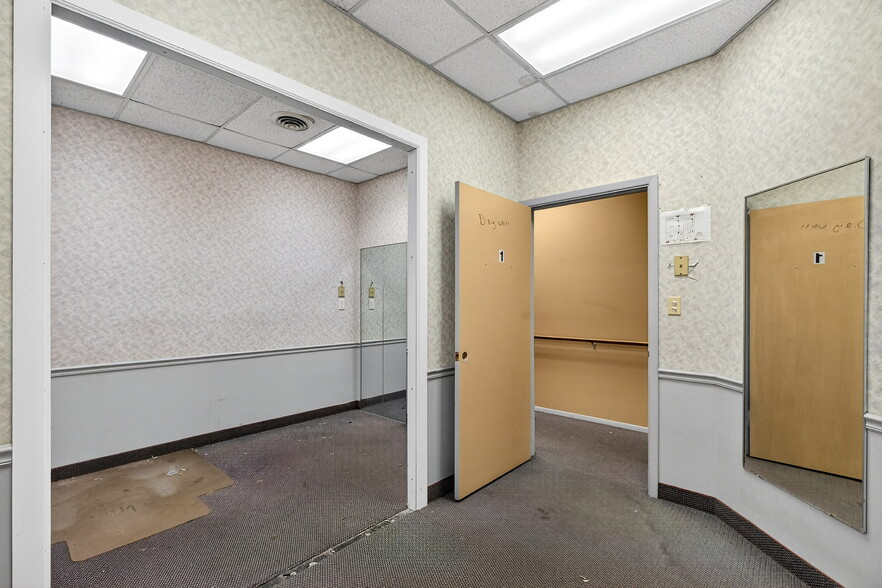 More Photos Of 4127-4141 Mayfield Rd, South Euclid Office For Sale