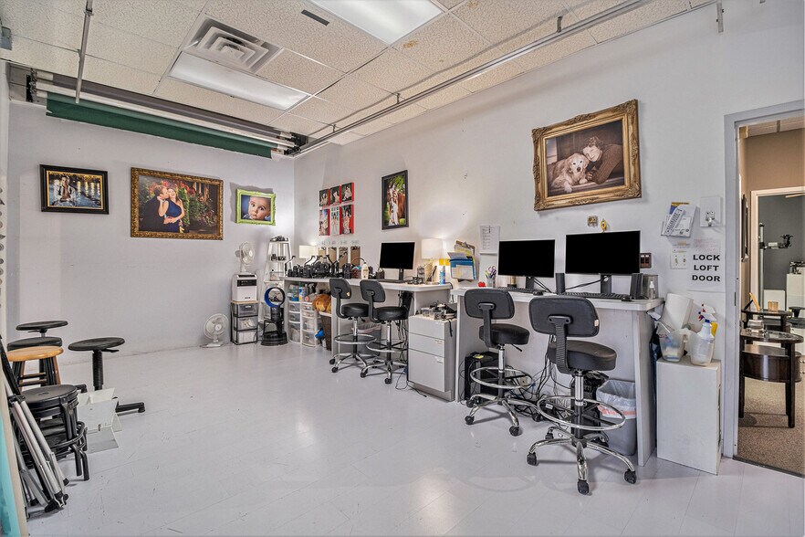 More Photos Of 33431 Grand River Ave, Farmington General Retail For Sale