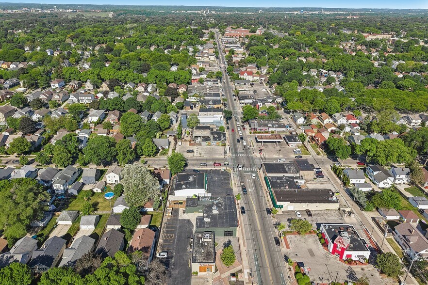 More Photos Of 6715 W North Ave, Wauwatosa Storefront For Lease