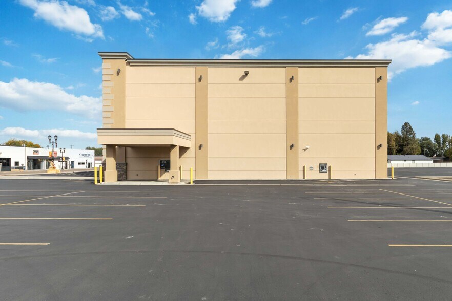 More Photos Of 222 N Plymouth Ave, New Plymouth Showroom For Sale