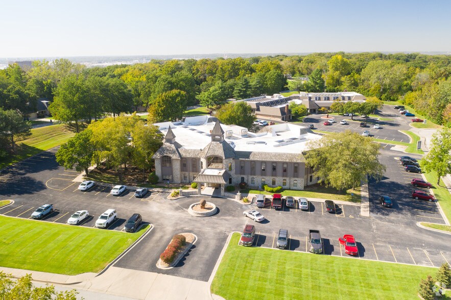 More Photos Of 4444 N Belleview Ave, Kansas City Unknown For Lease