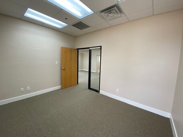 More Photos Of 7440 E Karen Dr, Scottsdale Service For Lease