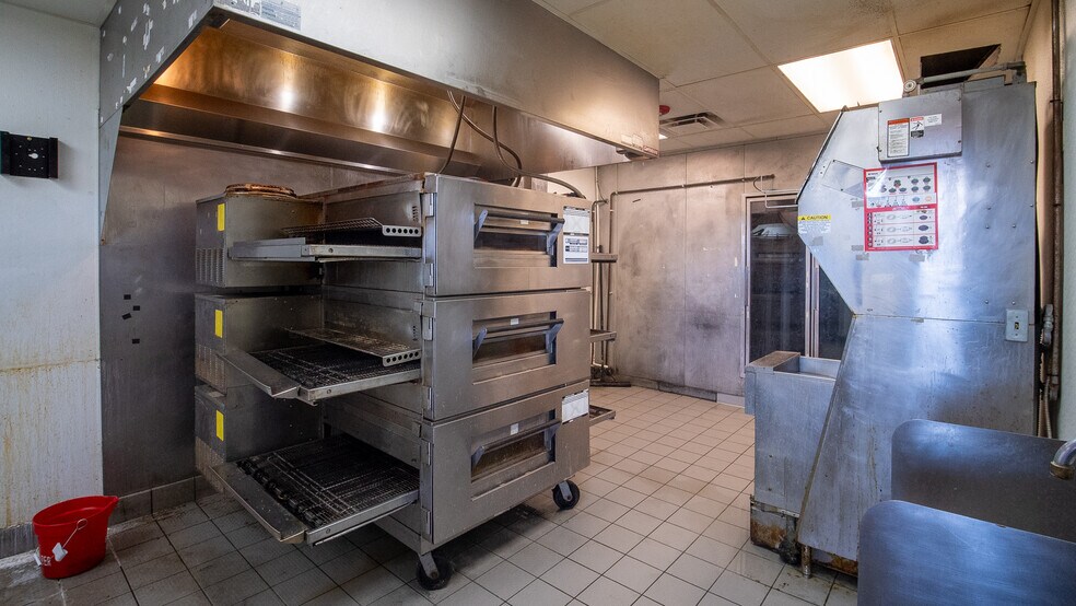 More Photos Of 105 S Oak Ave, Owatonna Freestanding For Lease