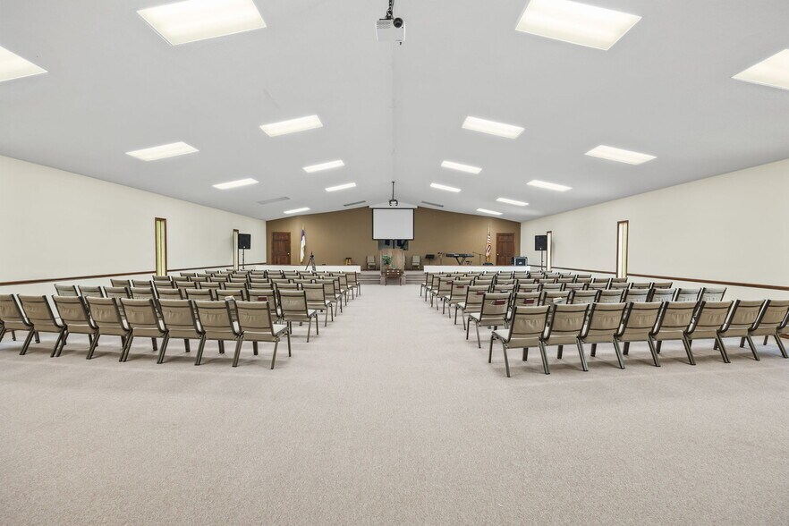 More Photos Of 832 Allardt Hwy, Jamestown Showroom For Sale