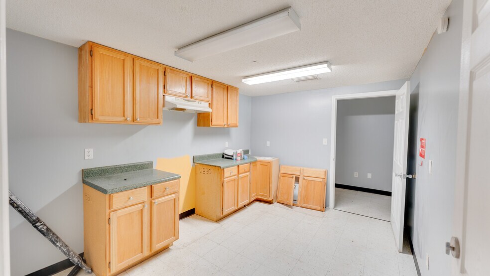 More Photos Of 510 N Walker St, Quitman Light Manufacturing For Sale