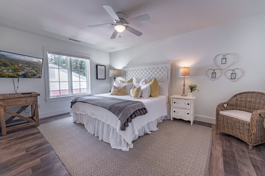 More Photos Of 118 Oak Crescent Cir, Clayton Hotel For Sale