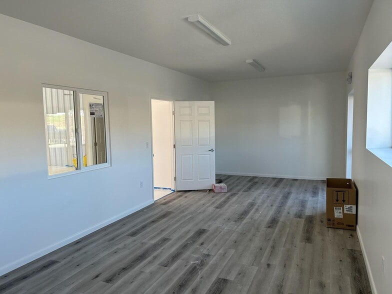 More Photos Of 181 W 2675 N, Layton Showroom For Lease
