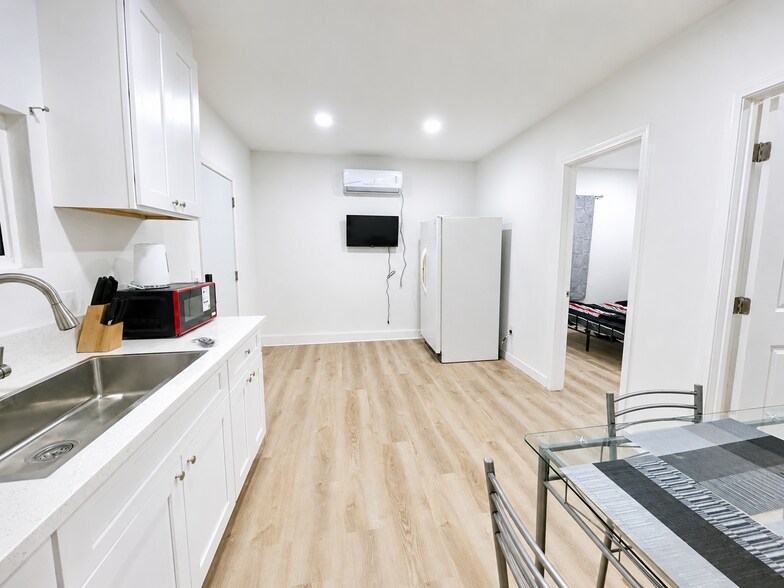 More Photos Of 210 S Raitt St, Santa Ana Dormitory For Sale