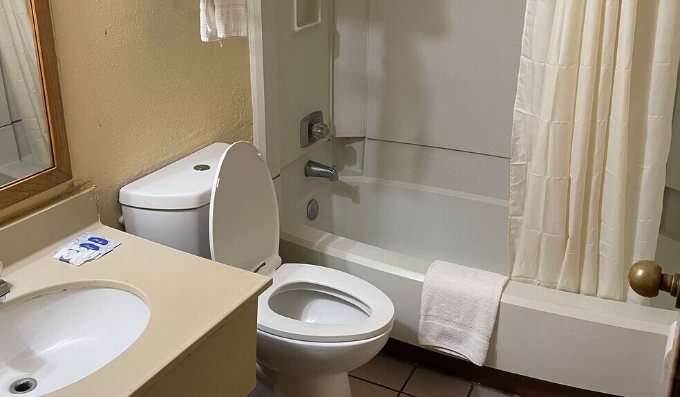 More Photos Of 12500 North Fwy, Houston Hotel For Sale