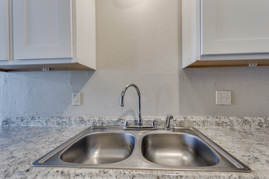 More Photos Of NW 10th St & N Classen Blvd, Oklahoma City Apartments For Sale