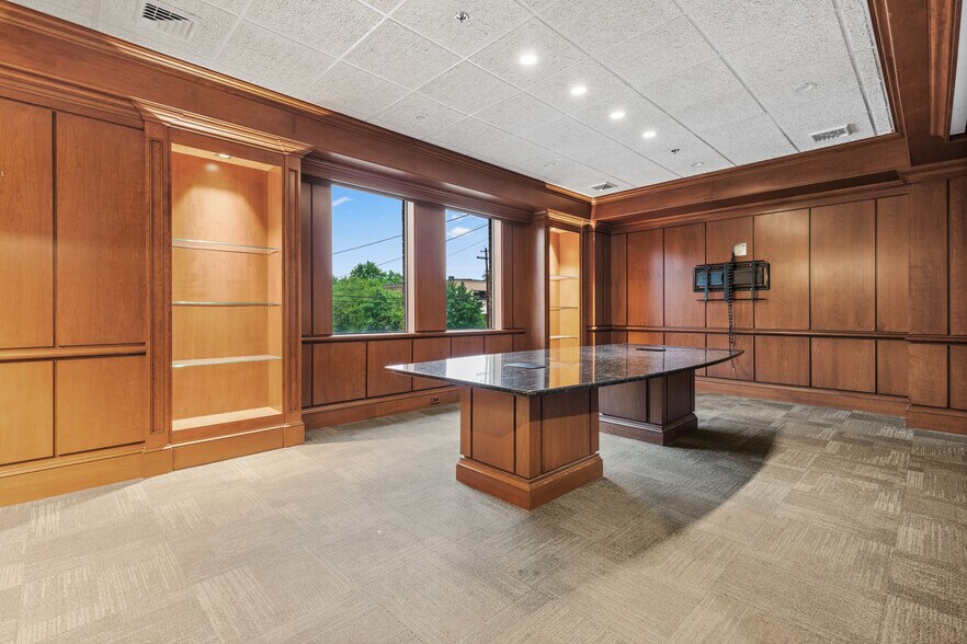 More Photos Of 32 Spruce St, Oakland Flex For Lease