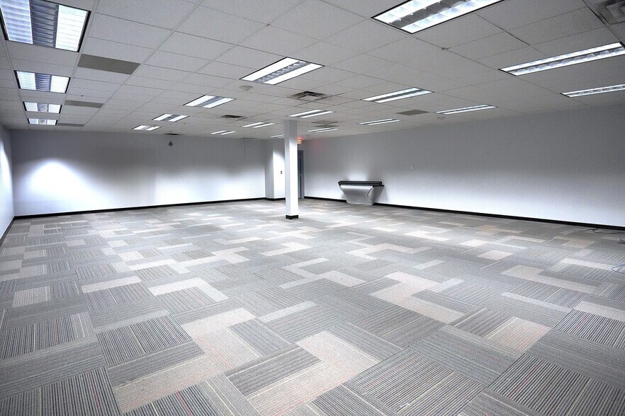 More Photos Of 646 Chicago Rd, Chicago Heights Office For Lease