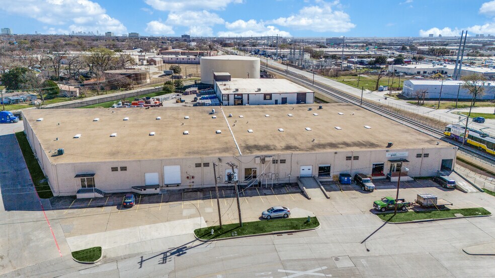 More Photos Of 13908-13910 Distribution Way, Farmers Branch Distribution For Lease