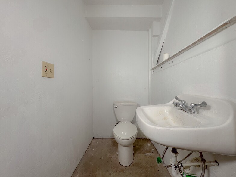More Photos Of 210-212 N Pine St, Ponca City Light Distribution For Sale