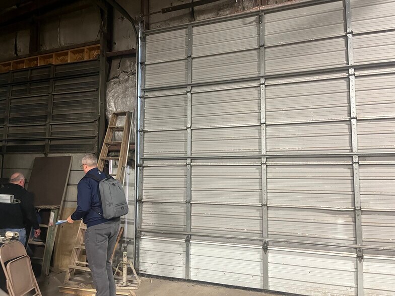 More Photos Of 1200 21st Ave NE, Austin Warehouse For Sale