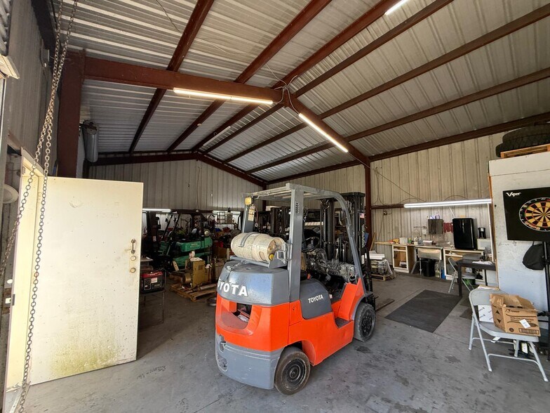 More Photos Of 325 Rand Yard Rd, Sanford Warehouse For Lease