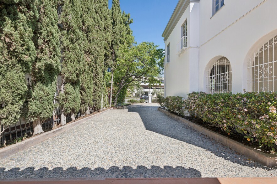 More Photos Of 4526 Wilshire Blvd, Los Angeles Office Residential For Sale