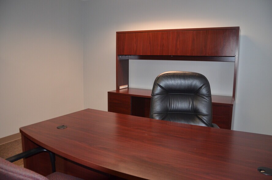 More Photos Of 718 N Bridge St, Yorkville Office For Lease