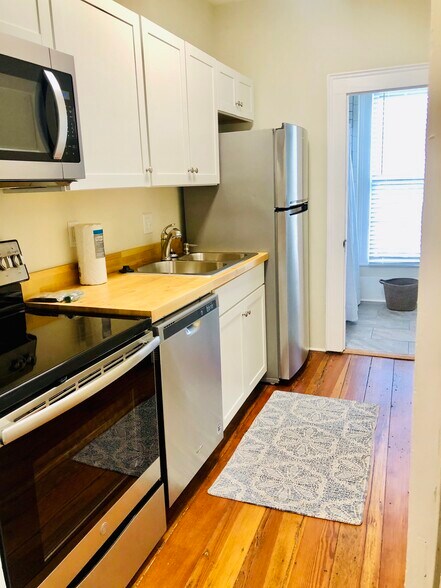 More Photos Of 172 N Main St, Madison Office Residential For Lease