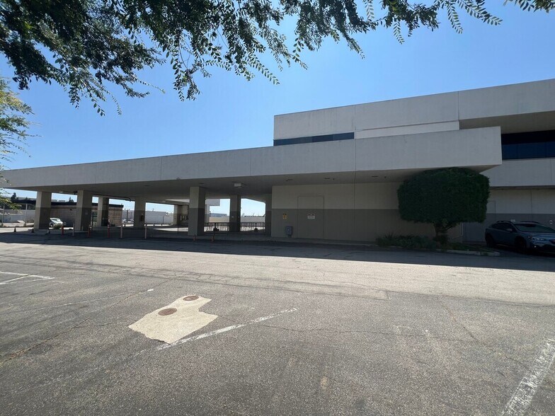 More Photos Of 3220 Winona Ave, Burbank Research And Development For Lease