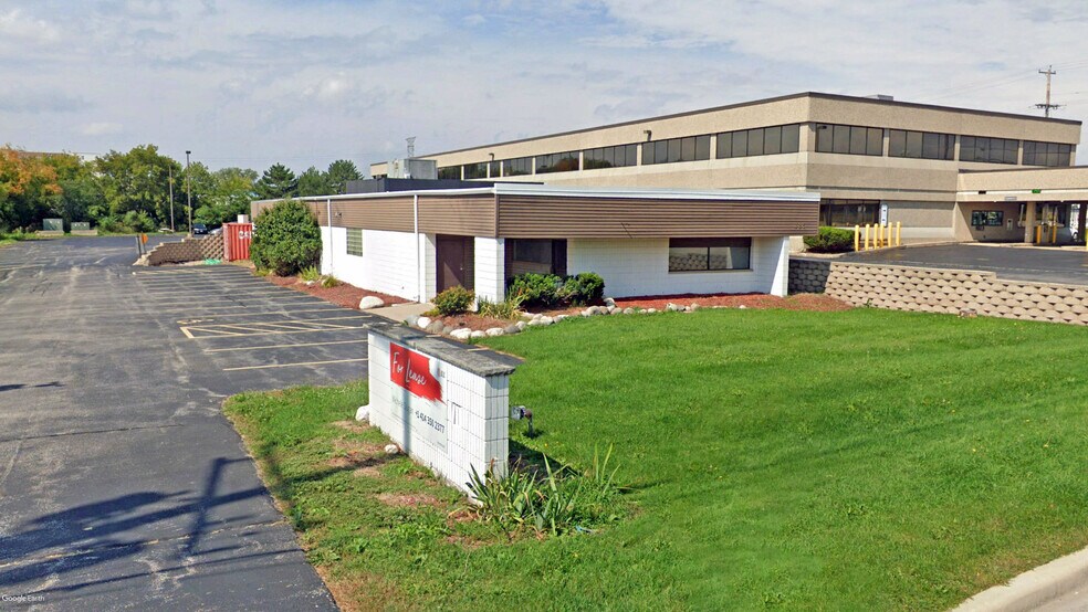 More Photos Of 325 N Janacek Rd, Brookfield Freestanding For Lease
