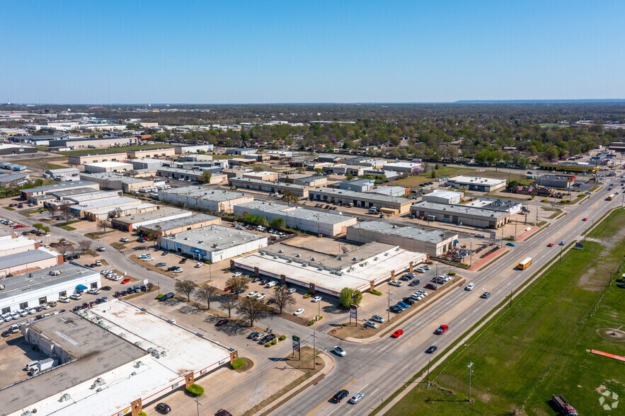 More Photos Of 5800-5807 S Garnett Rd, Tulsa Showroom For Lease