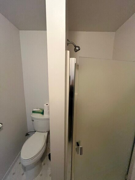 More Photos Of 1004 S Nordic Dr, Petersburg Hotel For Sale