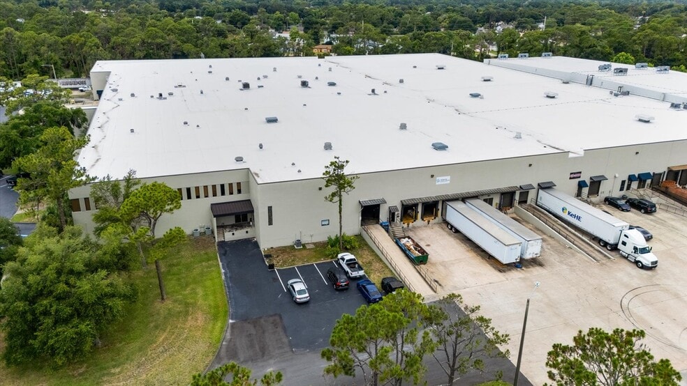 More Photos Of 3100 S Ridgewood Ave, South Daytona Distribution For Lease
