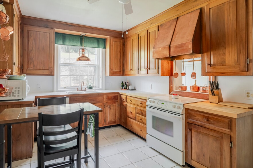 More Photos Of 610 New Hope Rd, Staunton Specialty For Sale