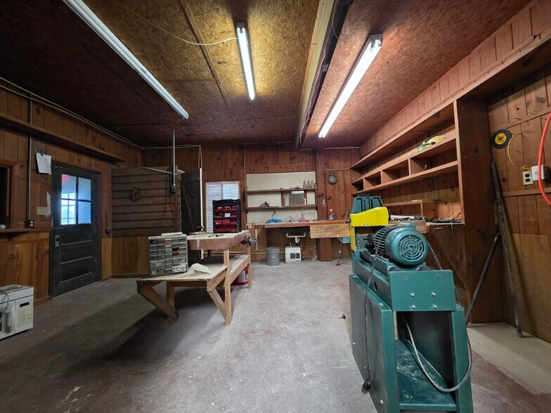 More Photos Of 2034 W 5th St, Washington Showroom For Sale