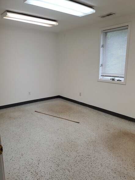 More Photos Of 2046 Keystone Dr, Springfield Industrial For Sale