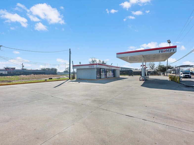 Primary Photo Of 4350 Airline Dr, Houston Storefront Retail Office For Lease