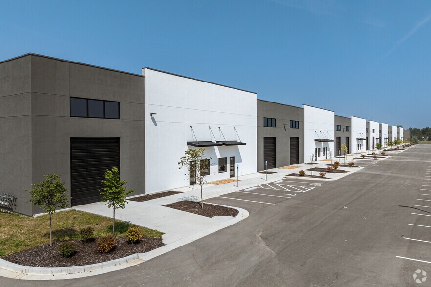 More Photos Of 600 Maguire Boulevard, Lee's Summit Industrial For Lease