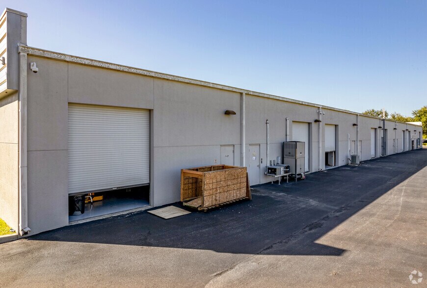 More Photos Of 7509 Pennsylvania Ave, Sarasota Showroom For Lease