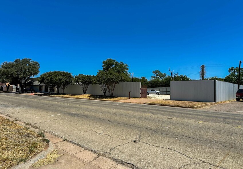 More Photos Of 1025 Oak St, Abilene Office For Lease