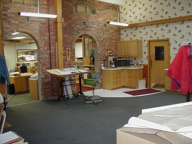 More Photos Of 418 3rd Ave, Ford City Light Distribution For Lease