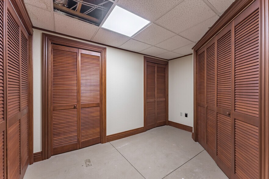 More Photos Of 324 N College Ave, Fayetteville Office For Sale