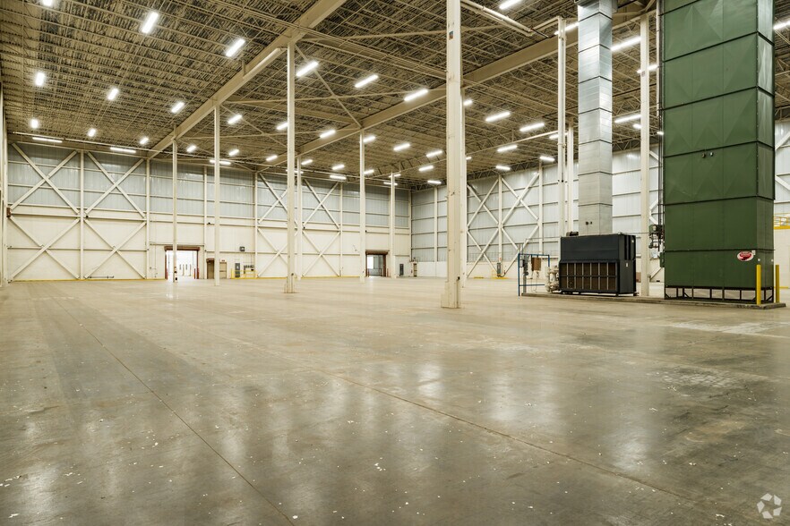 More Photos Of 100 Murray Dr, Warren Warehouse For Lease