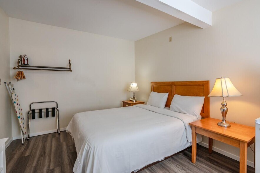 More Photos Of 2107 Tait St, Summerland Hotel For Sale