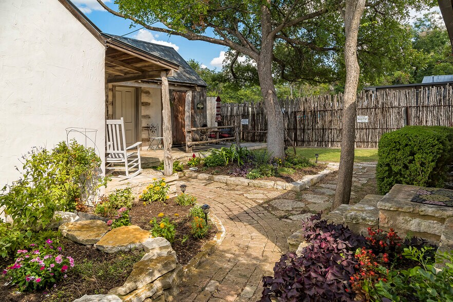 More Photos Of 104 E Austin St, Fredericksburg Storefront Retail Residential For Sale